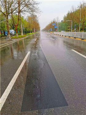 嘉格公路網(wǎng)裂貼粘貼到路面壓實(shí)后效果