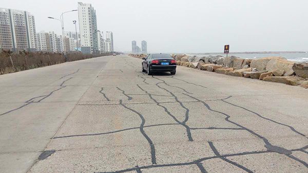 嘉格瀝青灌縫膠出現在山東龍口海邊水泥路面裂縫修補施工中