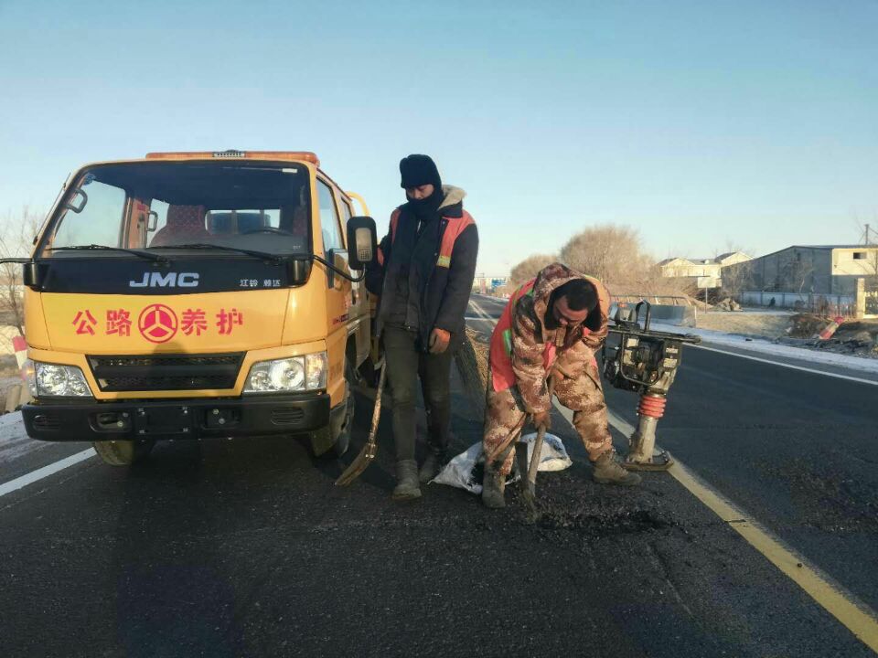 嘉格瀝青冷補料，填平坑槽，告別“馬路殺手“