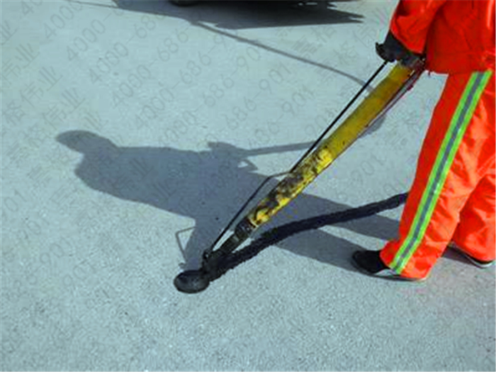 公路灌縫膠比普通瀝青修補道路裂縫的灌縫效果好