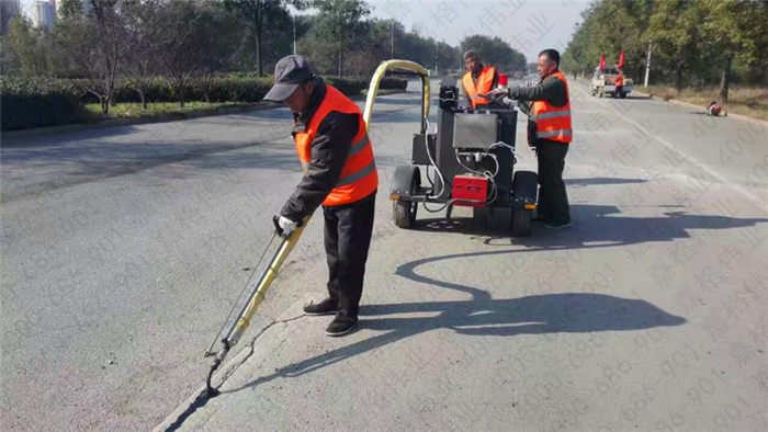 公路灌縫膠施工不到半年甚至幾周就脫落的原因