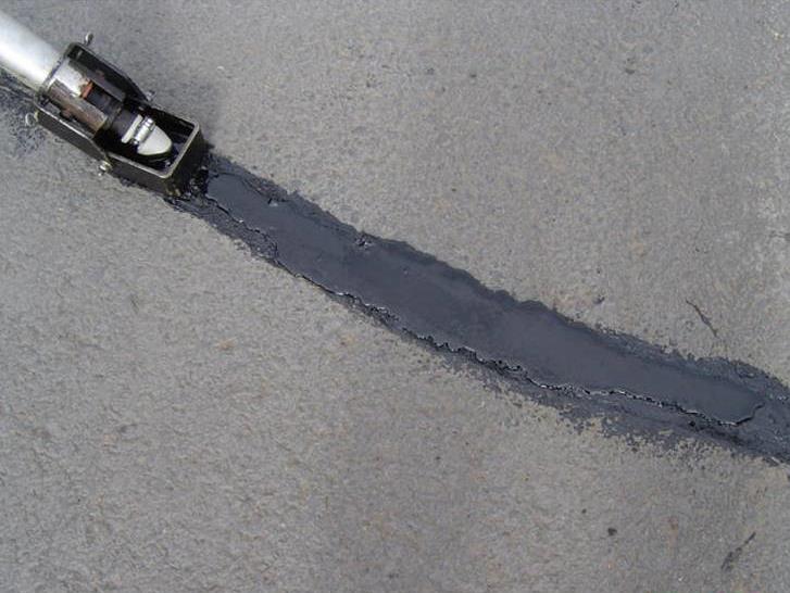 使用路面灌縫膠修補道路裂縫到底麻不麻煩？