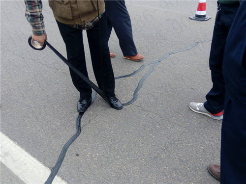 公路貼縫帶已成為一種常規(guī)修補(bǔ)瀝青路面材料
