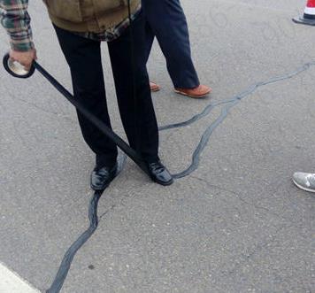公路貼縫帶就是貼補(bǔ)在路面裂縫上那黑色的裙帶