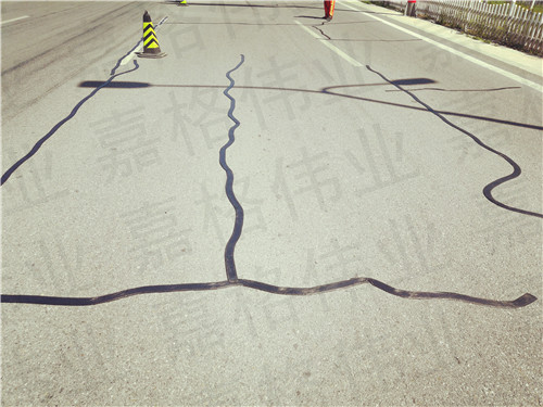 路面裂縫修補(bǔ)用的公路貼縫帶被冒名頂替后果很嚴(yán)重