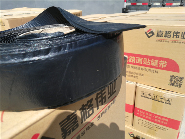 同是修補小于8毫米裂縫的貼縫帶和抗裂貼寬度卻差距很大