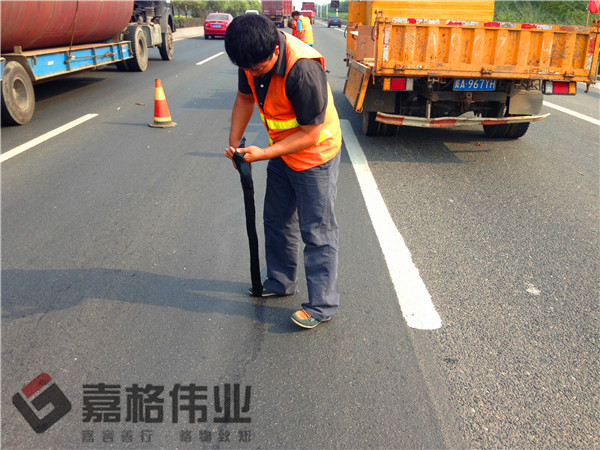 石家莊道路裂縫嵌縫條粘貼項目照片1