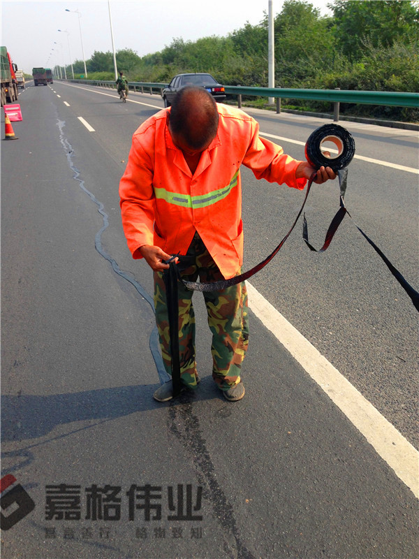 石家莊道路裂縫嵌縫條粘貼項目照片4