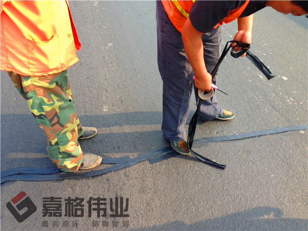 道路裂縫貼縫條貼縫工地寫(xiě)實(shí)1