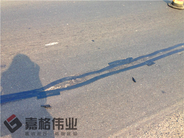 道路裂縫貼縫條貼縫工地寫(xiě)實(shí)