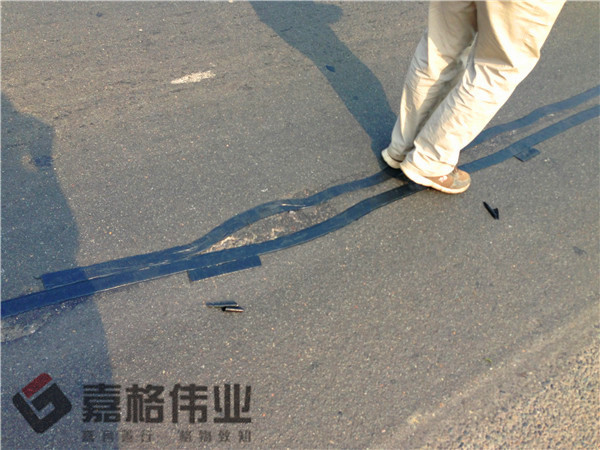 道路裂縫貼縫條貼縫工地寫(xiě)實(shí)3