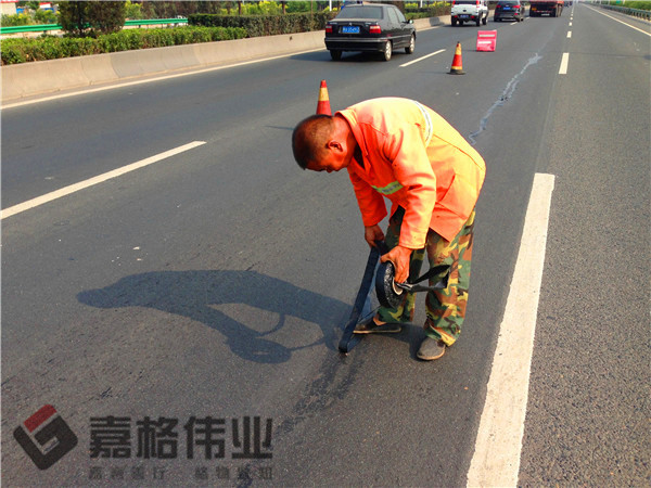 道路裂縫貼縫條貼縫工地寫(xiě)實(shí)4