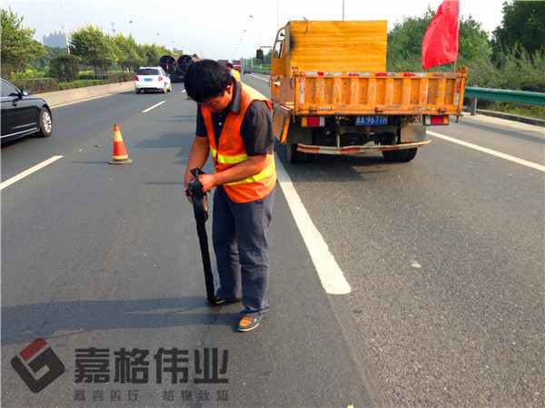道路裂縫貼縫條貼縫工地寫(xiě)實(shí)5