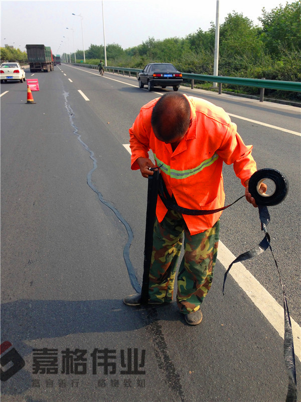 道路裂縫貼縫條貼縫工地寫(xiě)實(shí)6