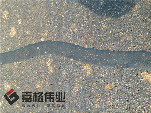 營(yíng)口公路裂縫貼縫帶貼縫工地寫實(shí)1