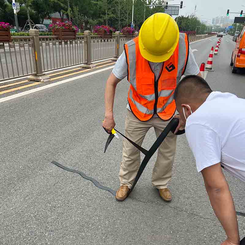 路面裂縫產生原因與貼縫帶修補細節